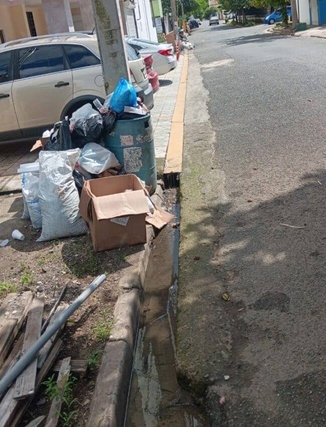 Denuncian abandono y caos en el entorno de la UASD por acumulación de basura y falta de agua
