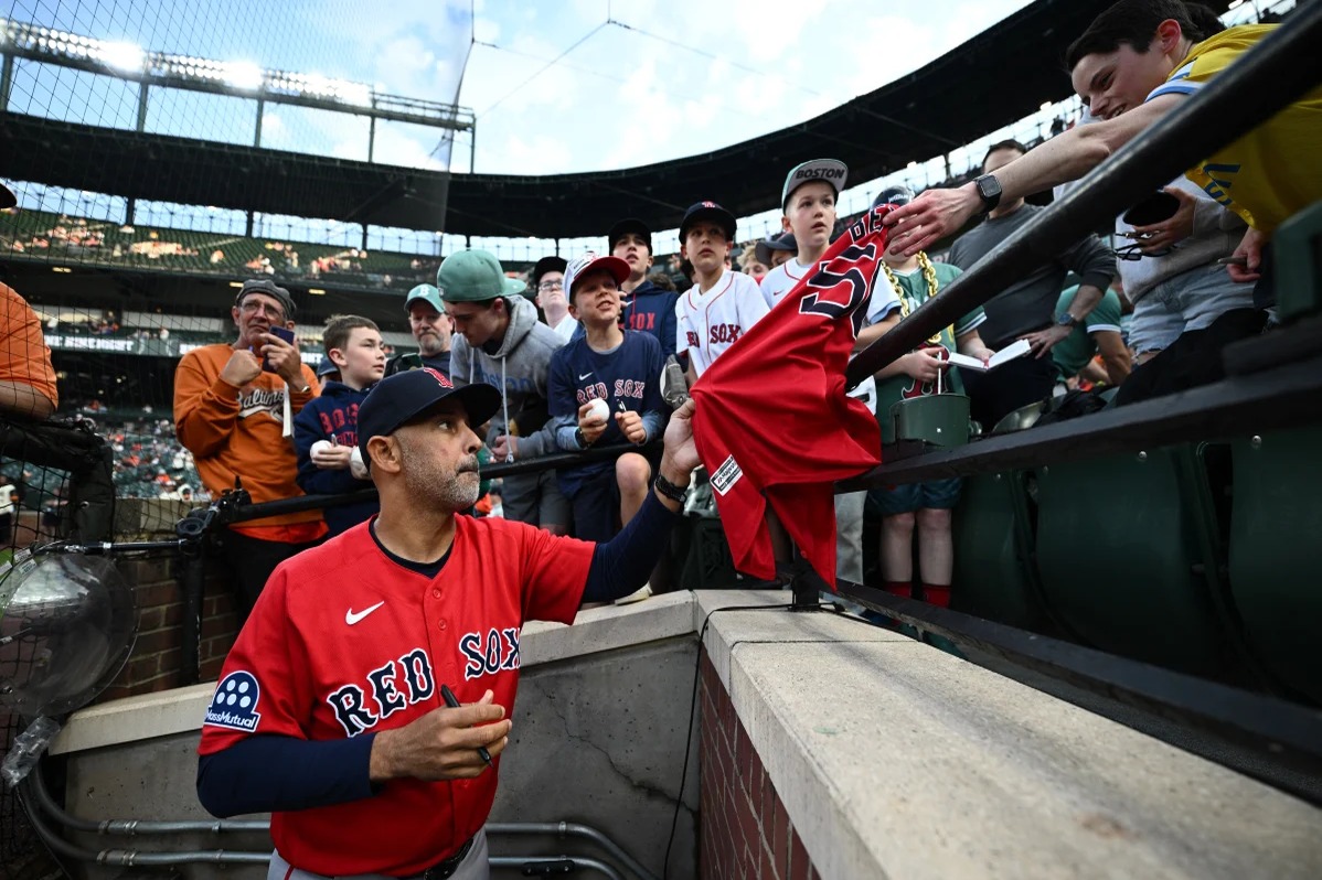 Alex Cora y cinco entrenadores son despedidos por los Medias Rojas de Boston