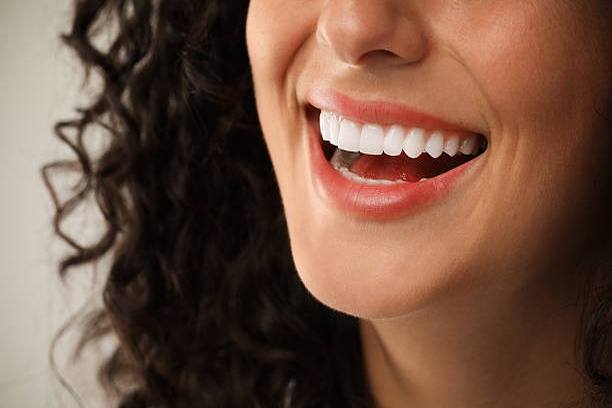 El riesgo oculto detrás de los remedios caseros para dientes blancos