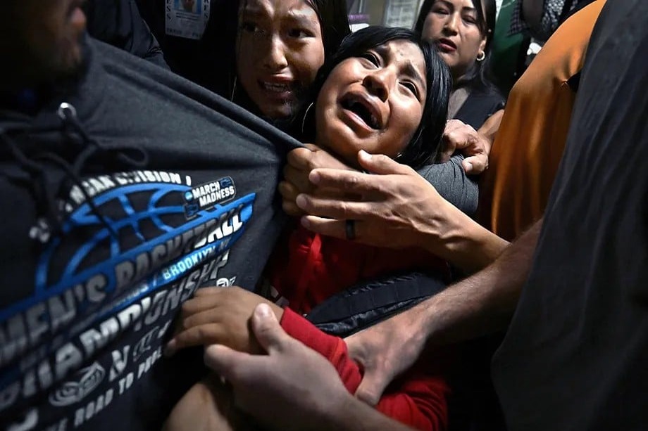 Carol Guzy recibe el World Press Photo 2026 por retratar la tragedia migratoria de ICE