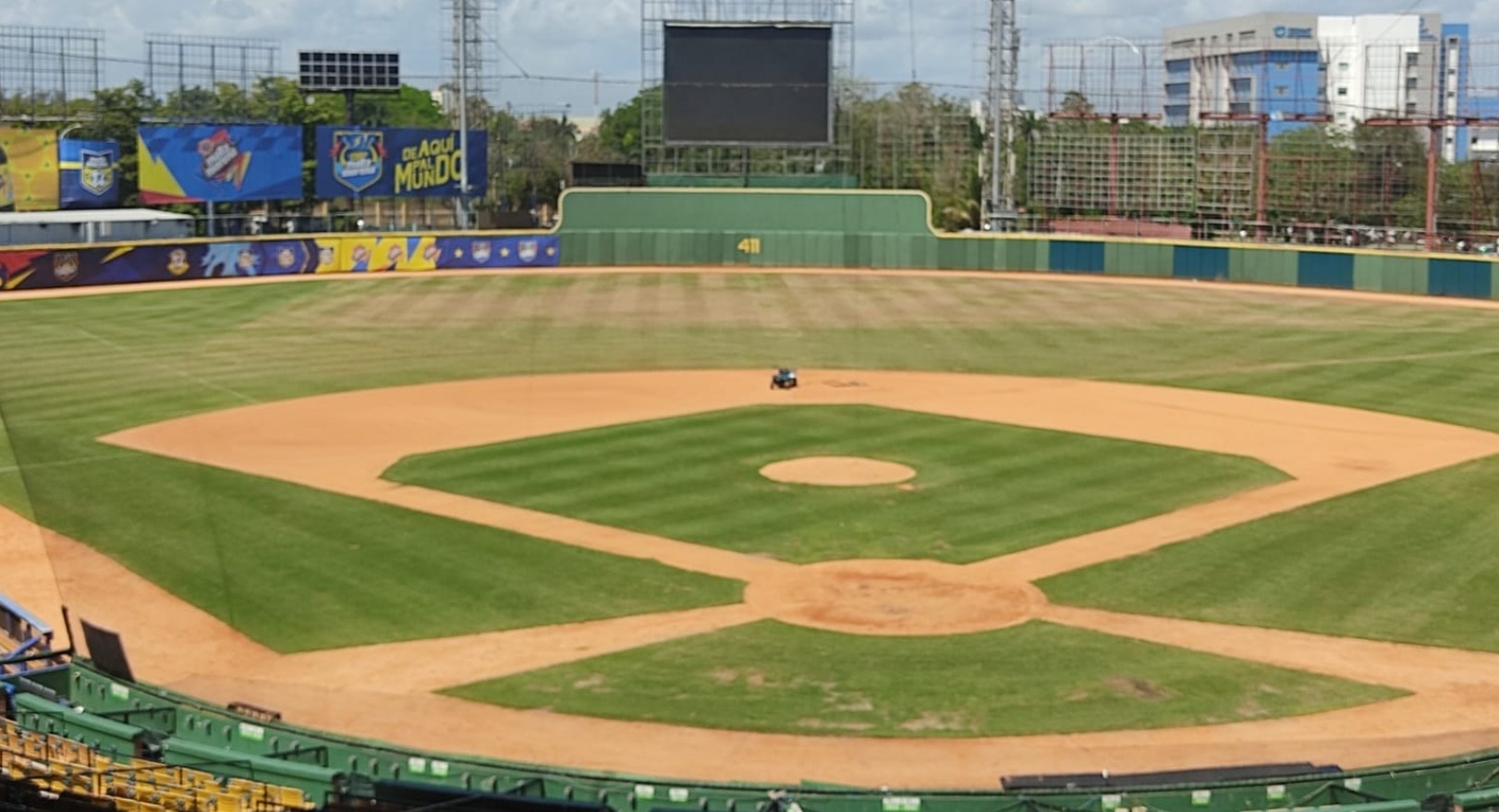 El Estadio Quisqueya en el ojo del huracán por daños en su terreno