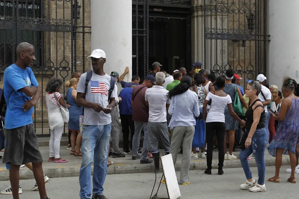 Ancianos en Cuba enfrentan dificultades para acceder a su pensión en efectivo