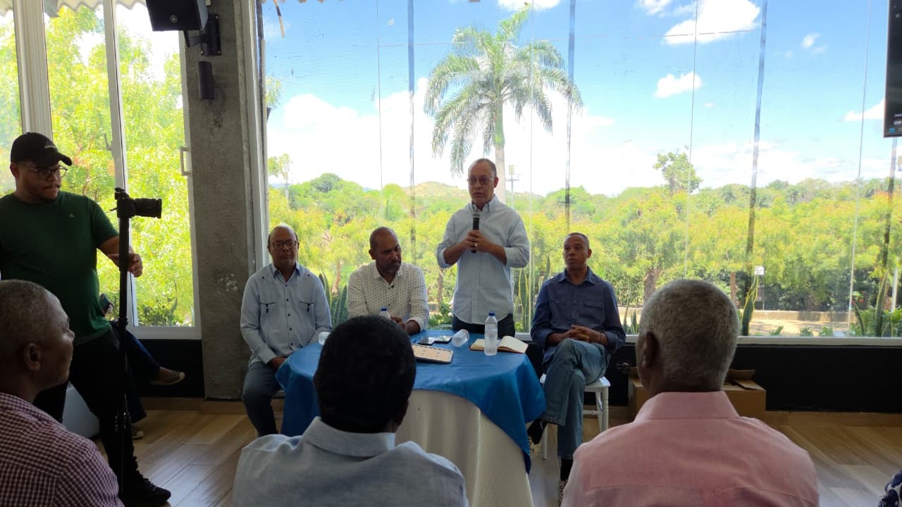 Senador Jhonson Encarnación busca resolver crisis eléctrica en Elías Piña