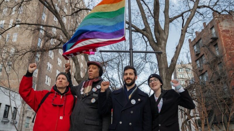 Restablecen bandera LGTBIQ+ en emblemático monumento de Nueva York