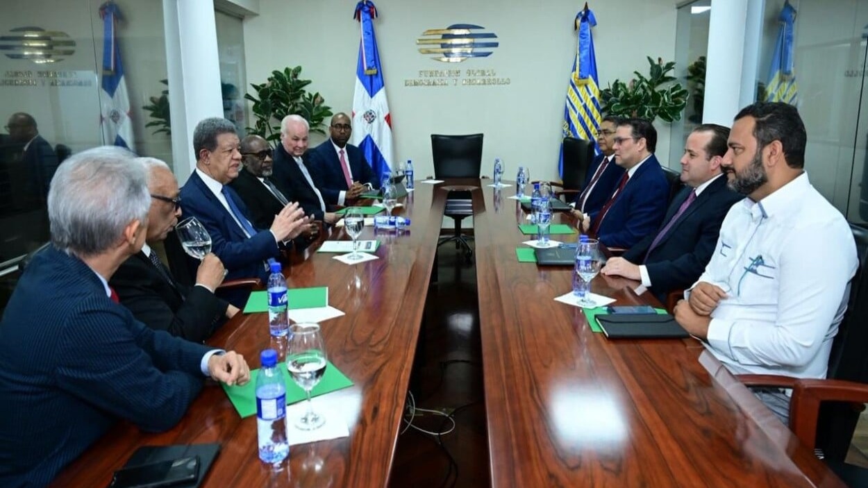 Leonel Fernández se reúne con comisión gubernamental para abordar tensiones internacionales