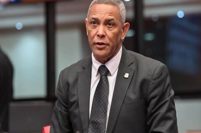 Franklin Romero se destaca entre los senadores más apreciados del país