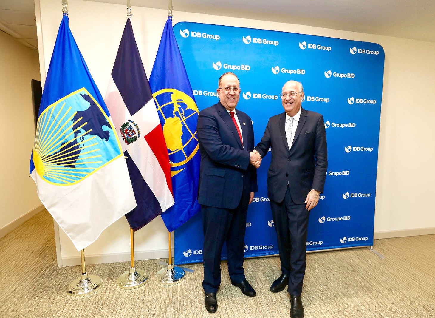 Magín Díaz discute estrategias económicas en encuentros del FMI y Banco Mundial