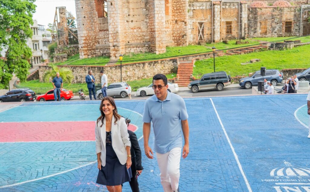 Autoridades de Turismo y diplomática de EE.UU. exploran la riqueza cultural de la Ciudad Colonial