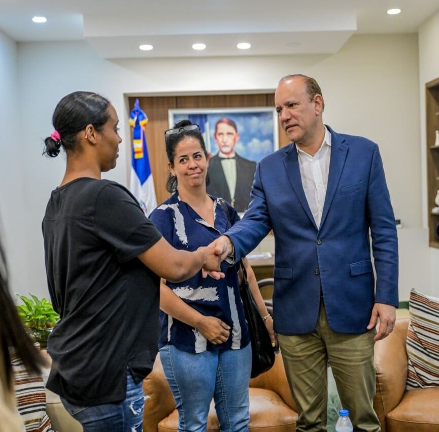 Familia de chofer asesinado busca justicia en reunión con el alcalde