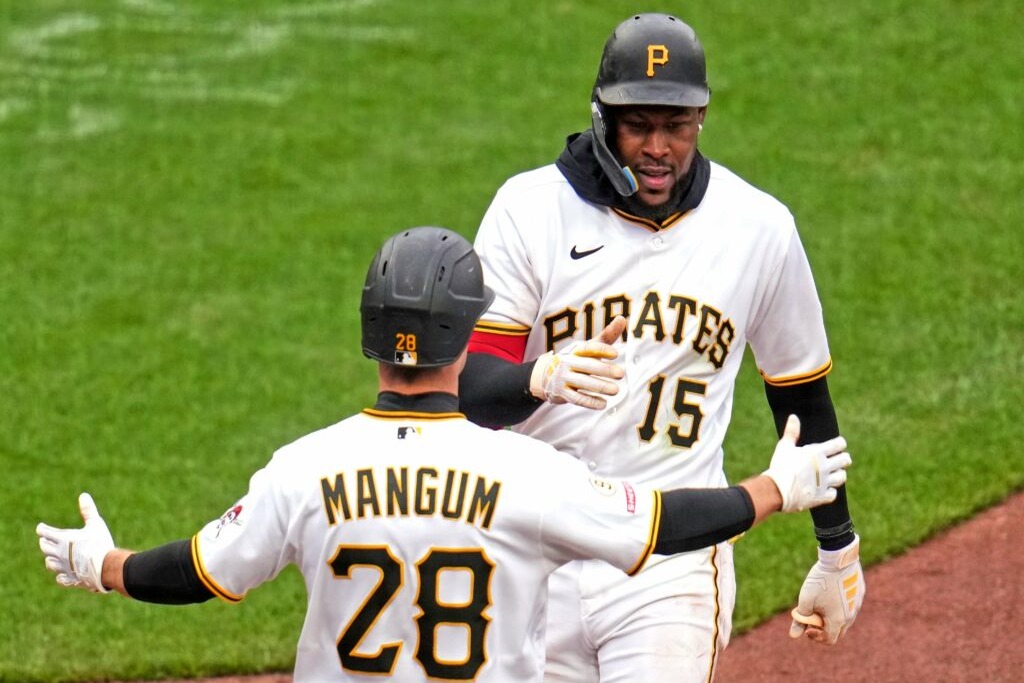 Oneil Cruz brilla con racha de 12 juegos consecutivos conectando hit