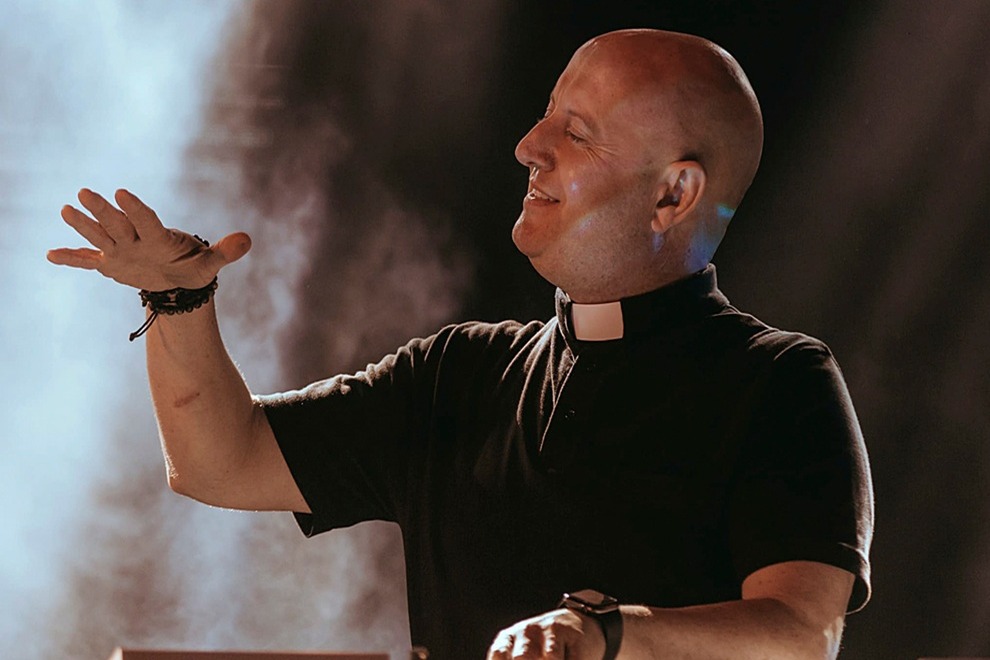Sacerdote DJ Guilherme Peixoto honra la memoria del Papa Francisco con un vibrante concierto en Buenos Aires