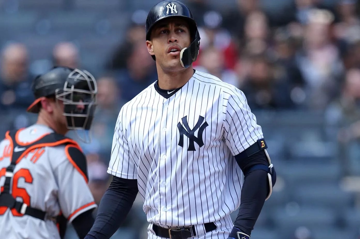 Giancarlo Stanton se retira del juego ante los Astros por molestias en la pierna