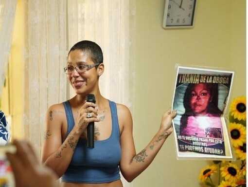Tokischa apoya a mujeres en rehabilitación con significativa donación en Hogar Crea