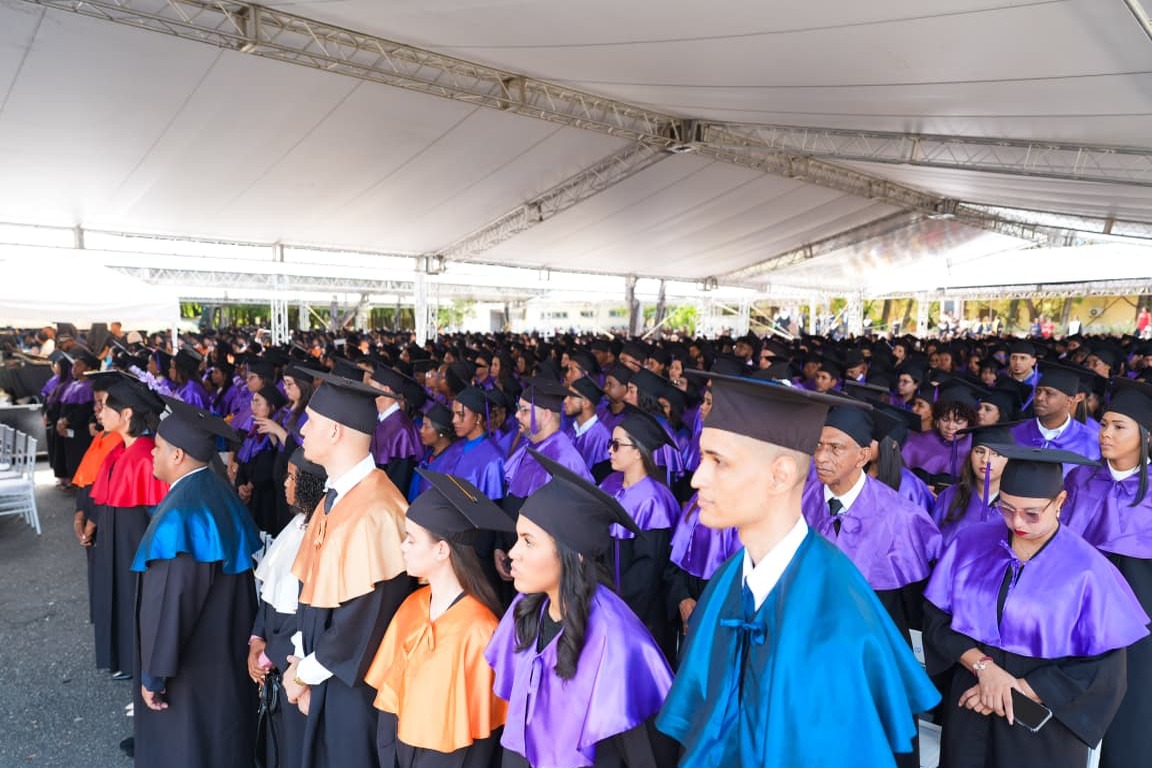 UASD celebra investidura de 3,348 nuevos profesionales en honor a la Gesta de Abril
