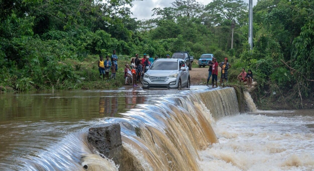 Desborde de ríos en El Seibo y Hato Mayor moviliza operativo de emergencia gubernamental