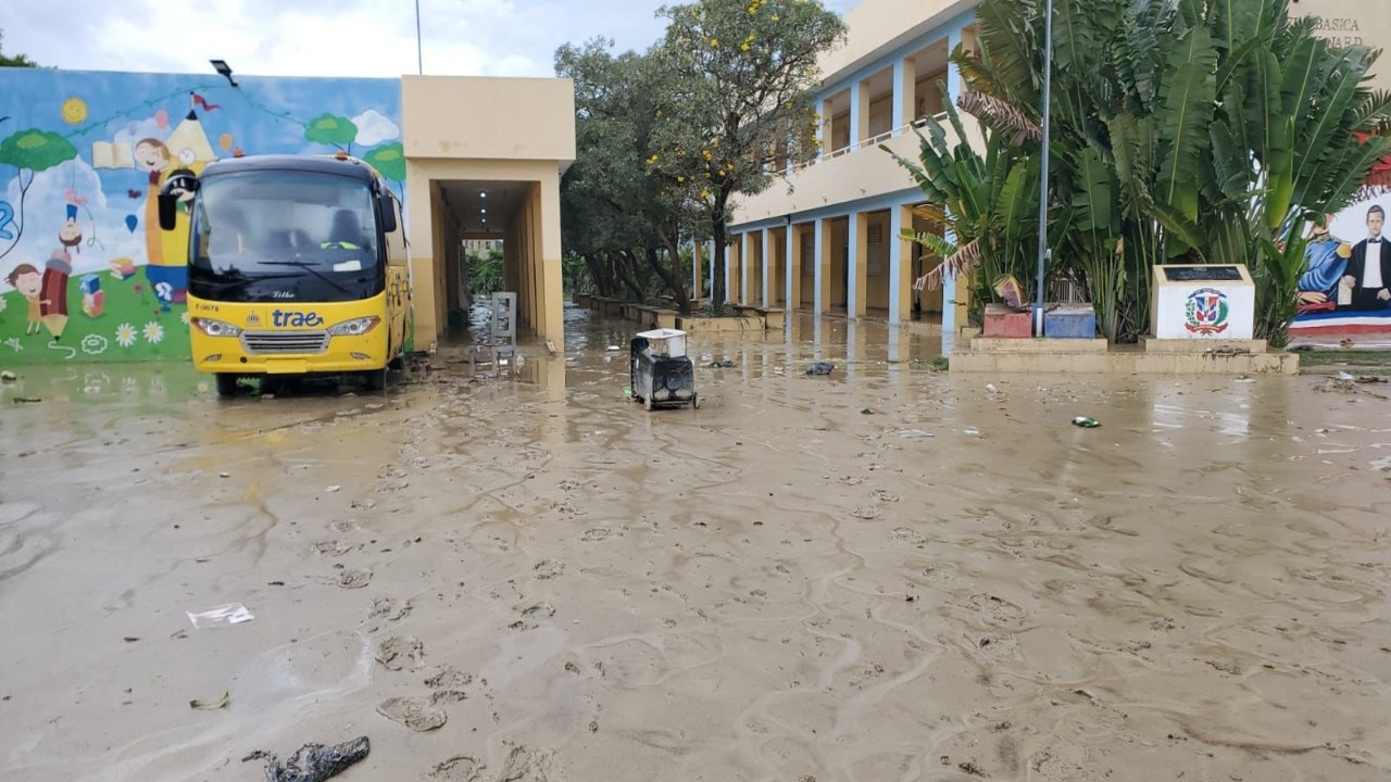 Siete escuelas en Puerto Plata sufren daños por lluvias; inician reparaciones urgentes
