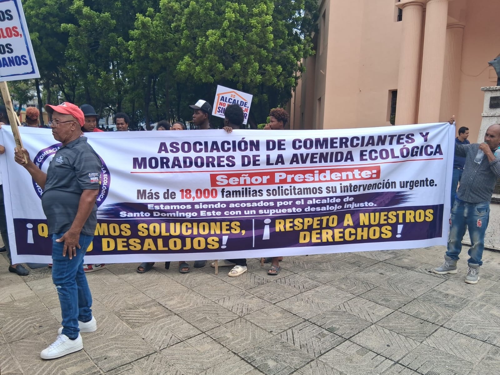 Residentes de la avenida Ecológica se manifiestan contra desalojo frente al Palacio Nacional