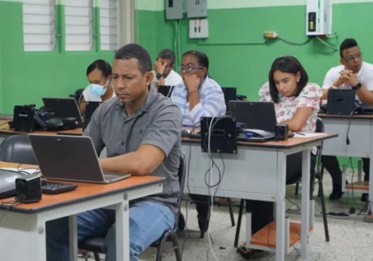 Educadores dominicanos se enfrentan a evaluación clave por aumento salarial
