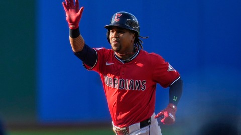 José Ramírez hace historia con dos jonrones en victoria de los Guardianes