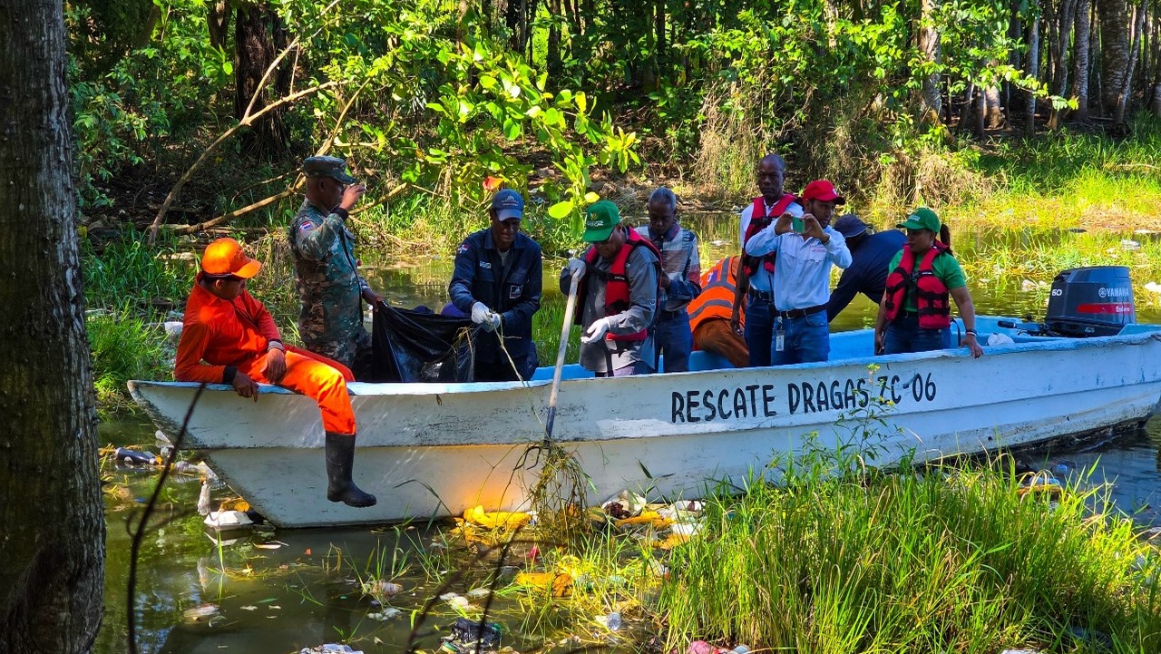 Autoridades y comunidad se unen para limpiar la Laguna La Redonda