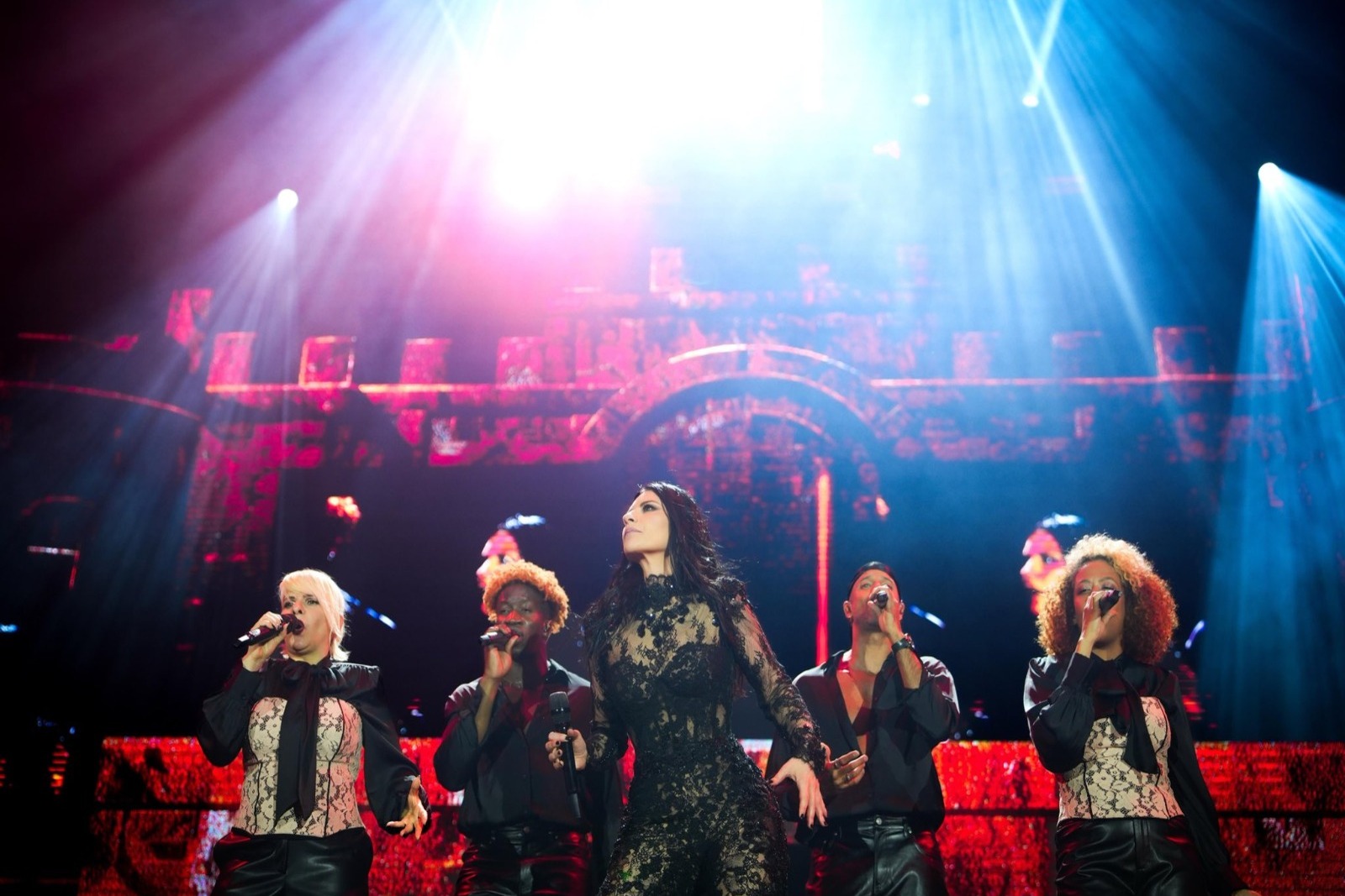 Laura Pausini enfrenta incidente en concierto y continúa con éxito en Quito