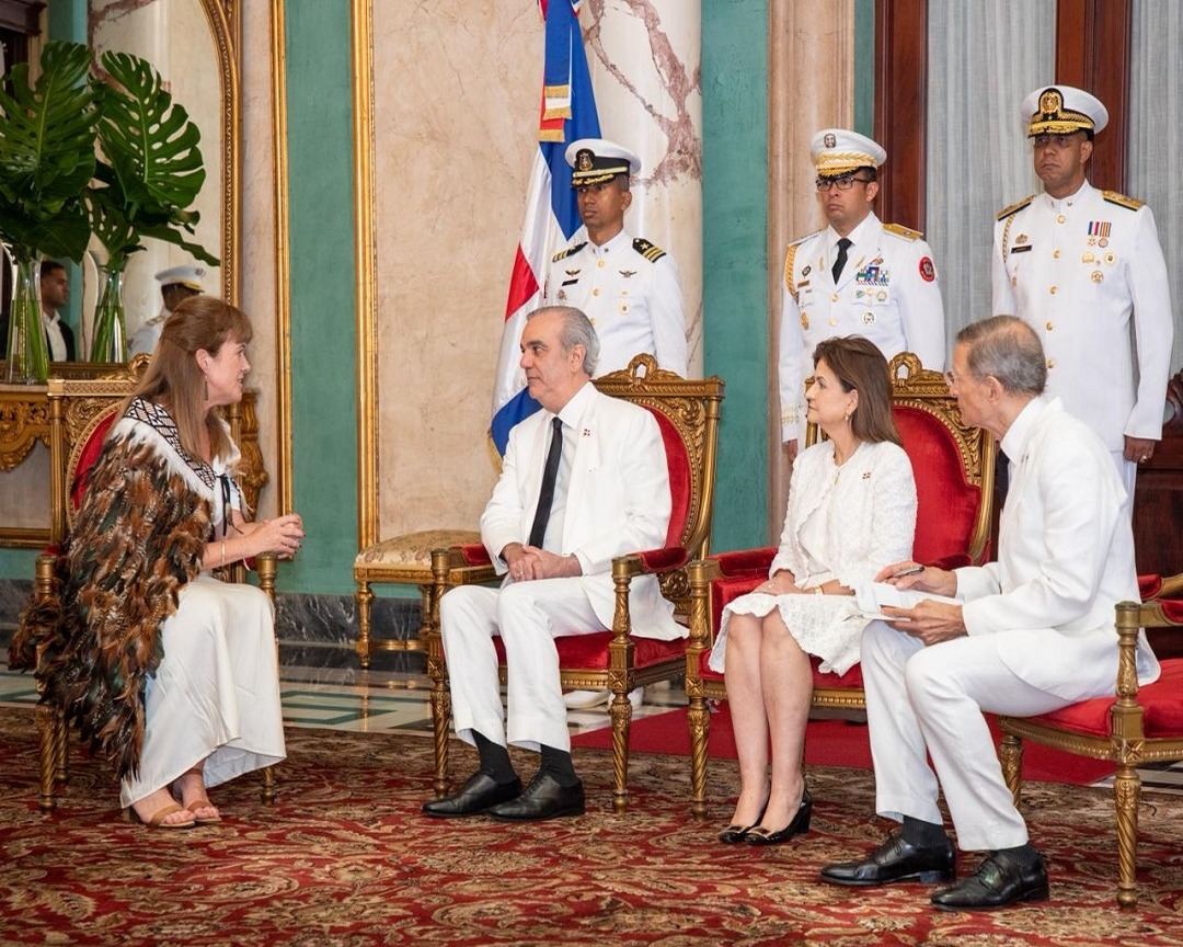 Seis nuevos embajadores presentan credenciales al presidente Abinader