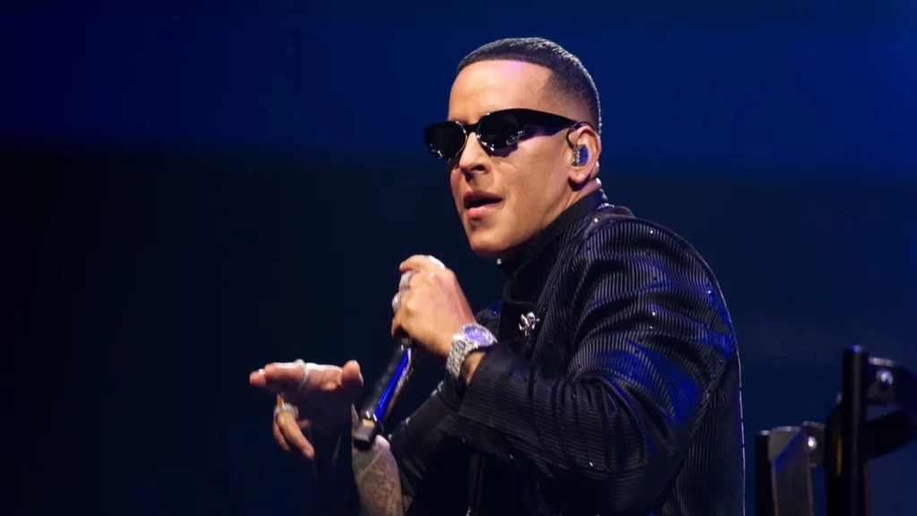 Daddy Yankee lleva mensaje de fe a reclusos en prisión de Luisiana