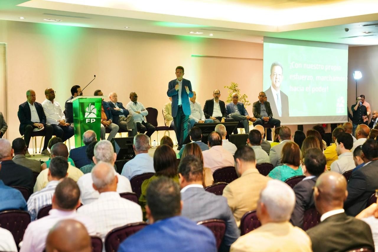 Leonel Fernández lidera encuentros estratégicos de la Fuerza del Pueblo en el Este y Santo Domingo