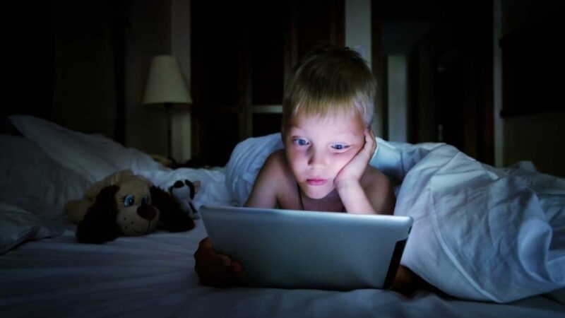 El efecto del contenido digital rápido en la concentración infantil