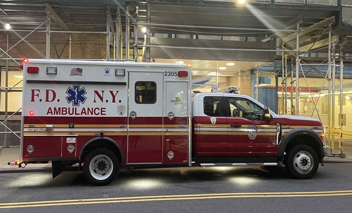 Propuesta de incremento en tarifas de ambulancias en Nueva York genera preocupación en la comunidad dominicana