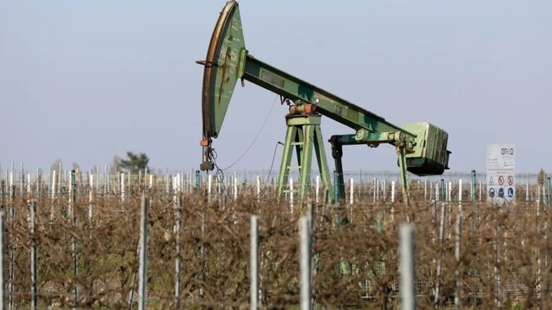 El petróleo de Texas se acerca a los 100 dólares tras movimientos en la OPEP