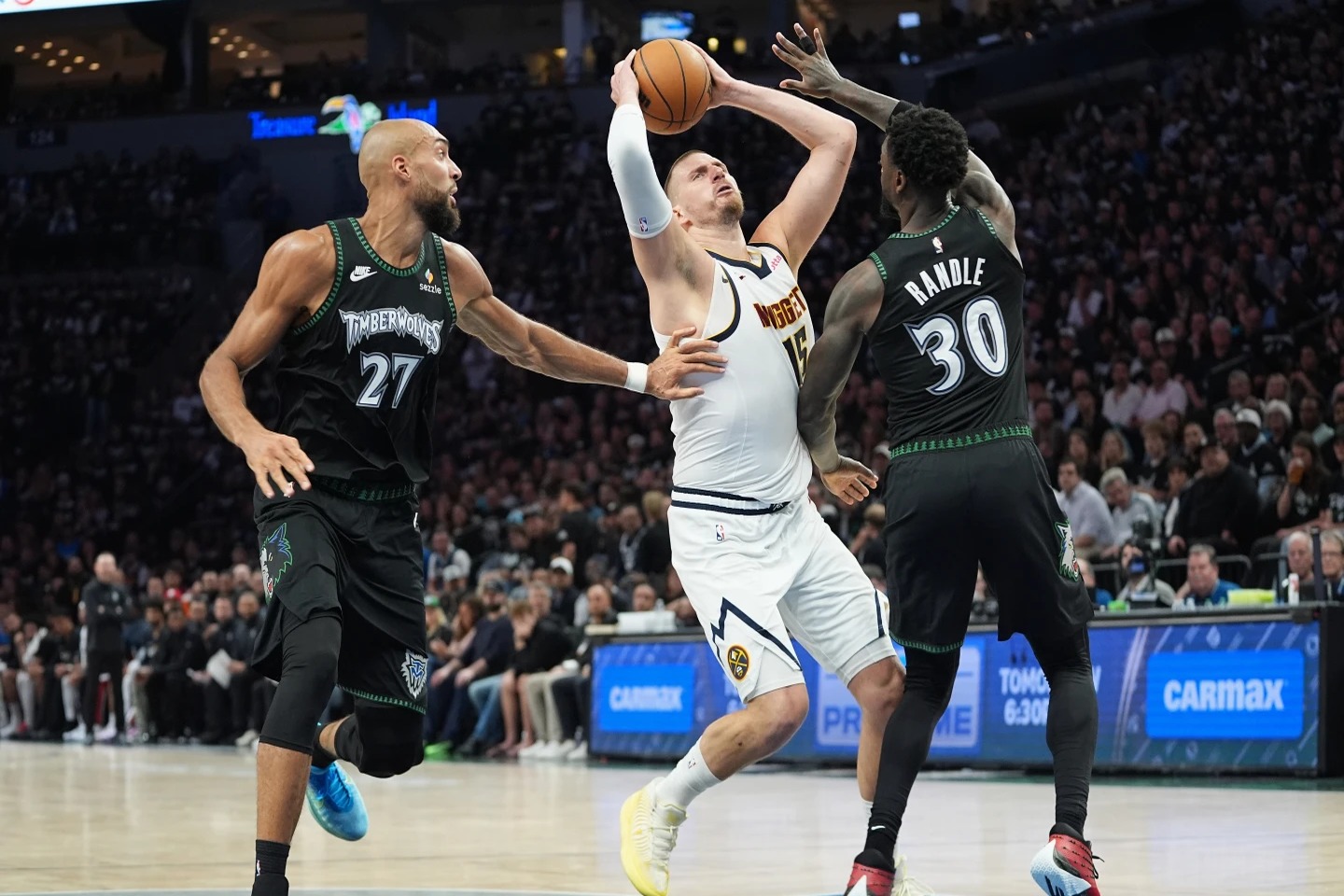 Timberwolves imponen su defensa y lideran 2-1 contra Nuggets