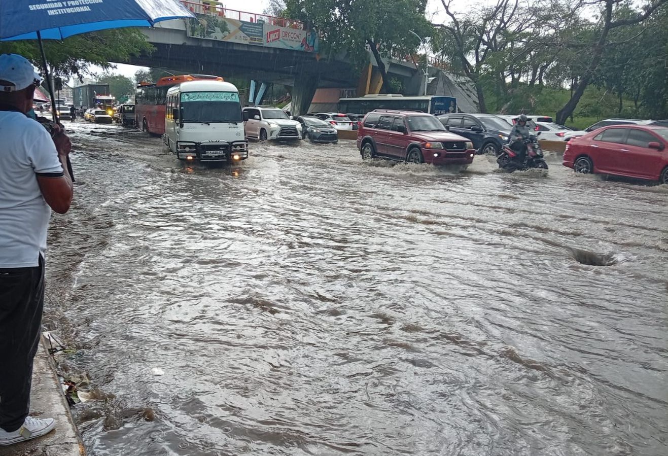 Fuertes lluvias y granizo sorprenden a la población en diversas zonas del país