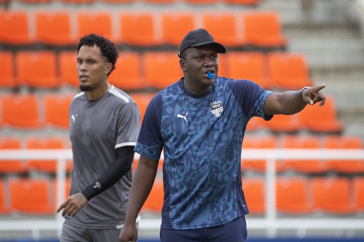 Junior Scheldeur, el estratega haitiano que impulsa al Cibao FC en la cima del fútbol dominicano