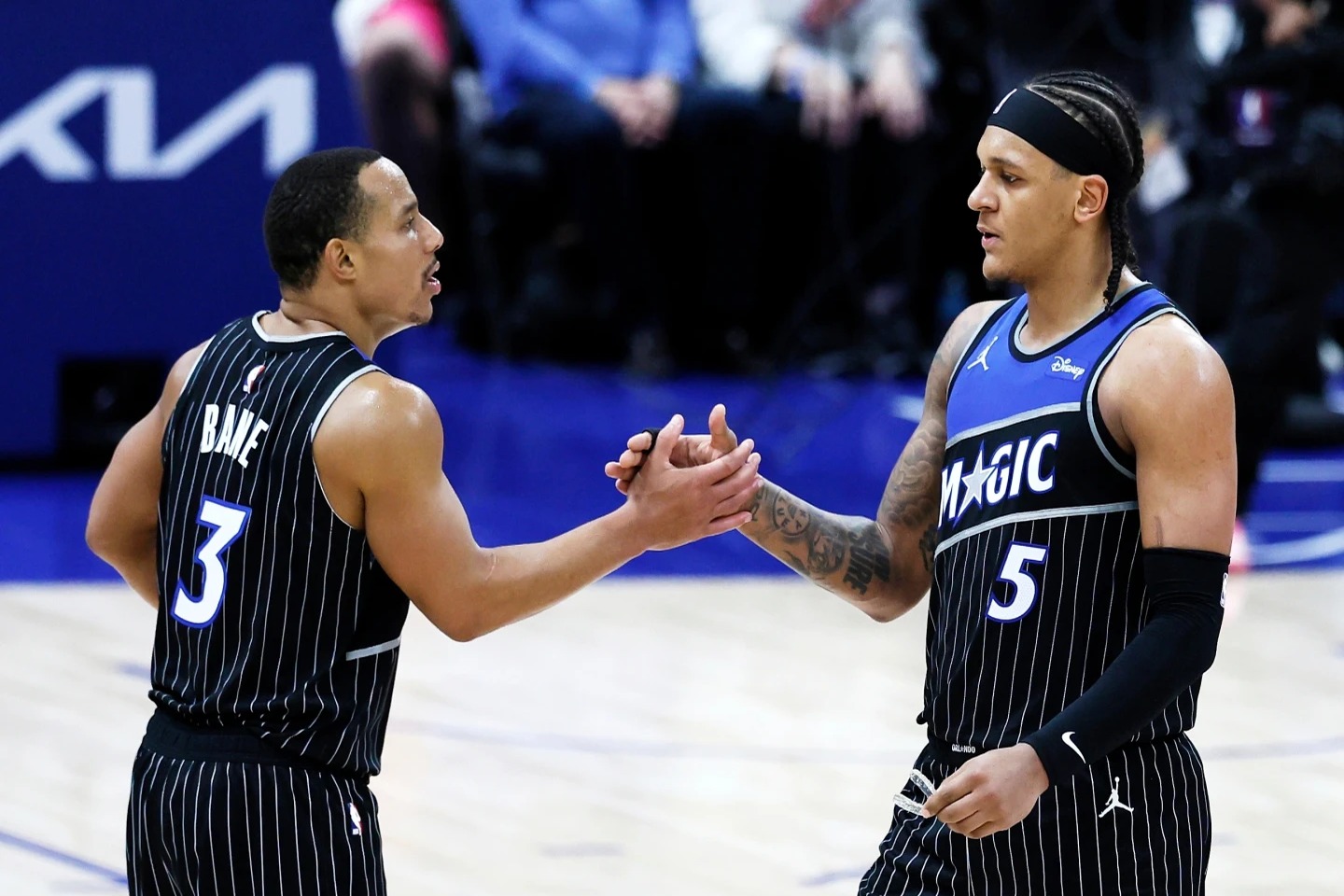 Los equipos visitantes desafían las estadísticas en los playoffs de la NBA