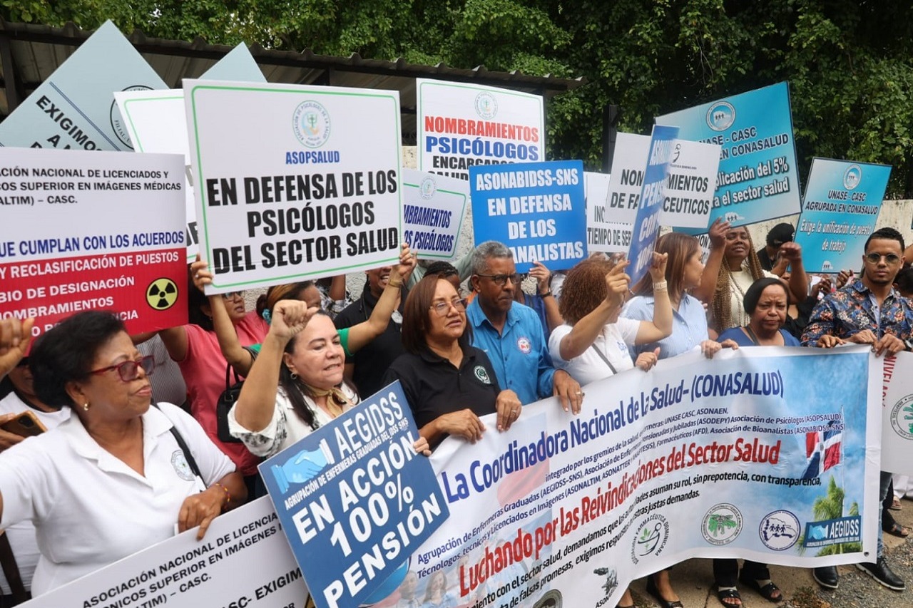 Profesionales de la salud demandan mejoras laborales en protesta frente al SNS