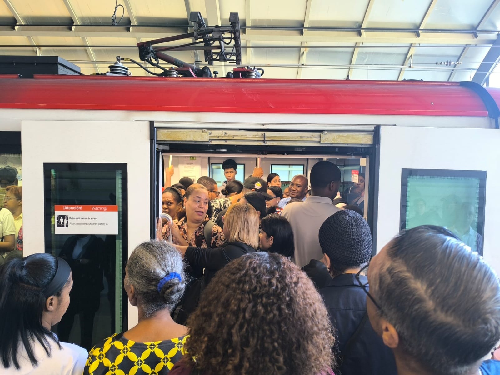 Caos y desespero por interrupción del servicio del Metro en Santo Domingo