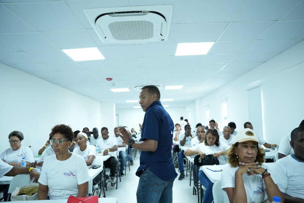 Capacitan a 900 técnicos dominicanos con miras a Santo Domingo 2026