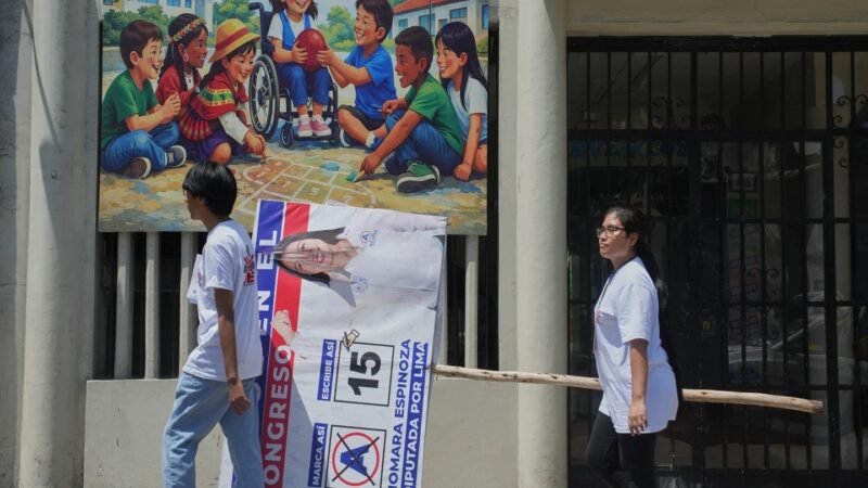 Electores peruanos ejercen su voto un día después por retraso en material electoral
