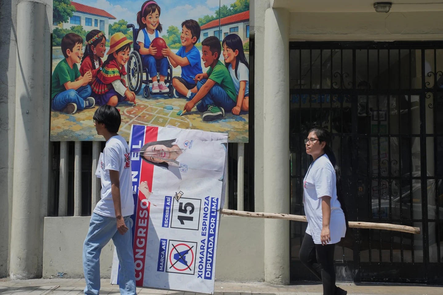 Electores peruanos ejercen su voto un día después por retraso en material electoral
