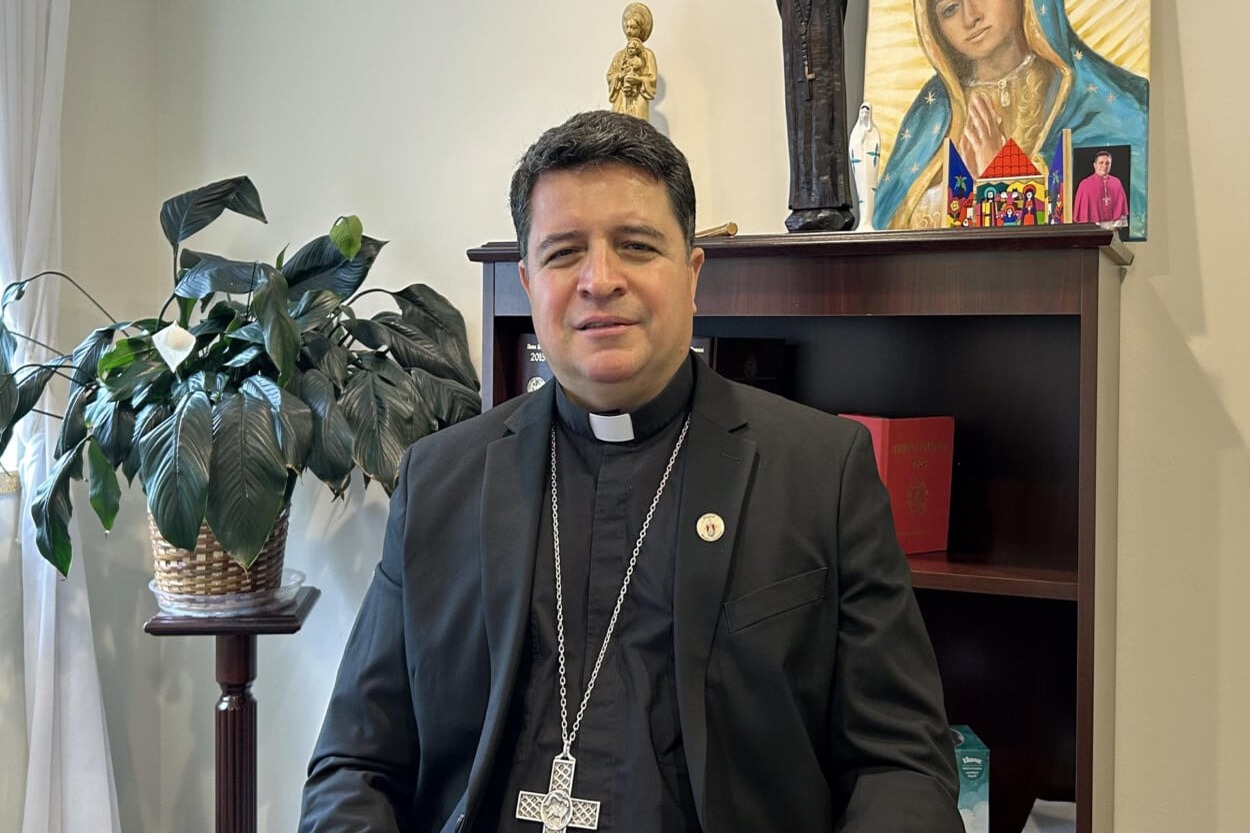 Primer obispo salvadoreño en EE.UU.: una travesía desde el maletero hasta el altar