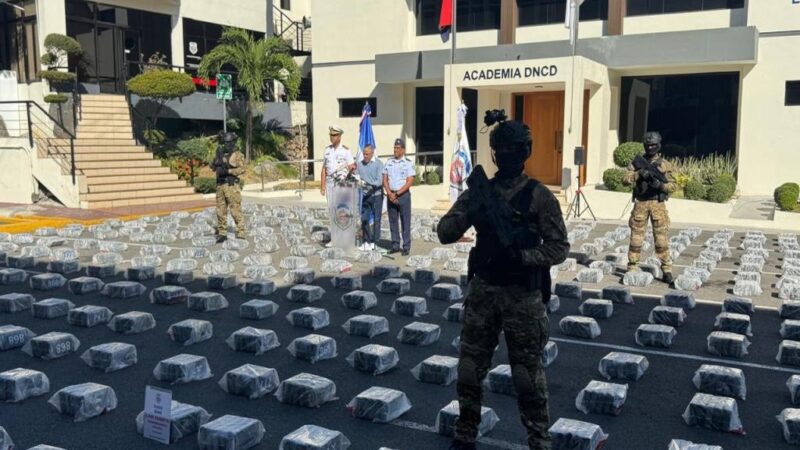 Ocho horas de persecución culminan con captura de narcolancha en costas de Santo Domingo
