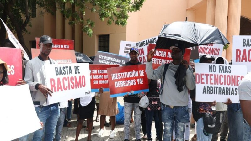 Exigen reconocimiento legal frente al Palacio Nacional por parte de dominicanos de ascendencia haitiana