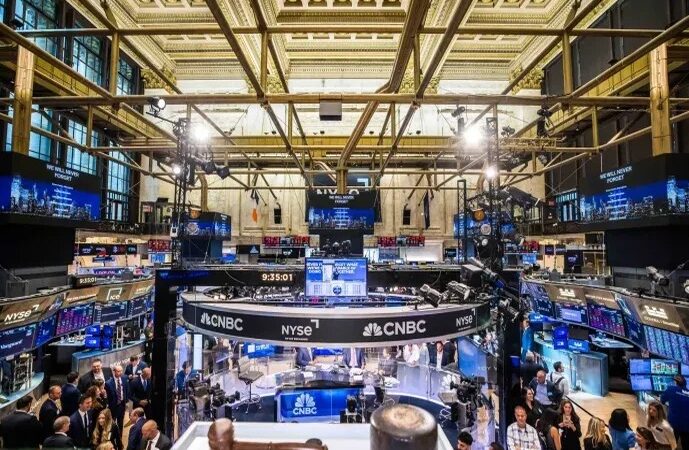 Caída en Wall Street tras alza del petróleo y dudas sobre negociaciones de paz con Irán