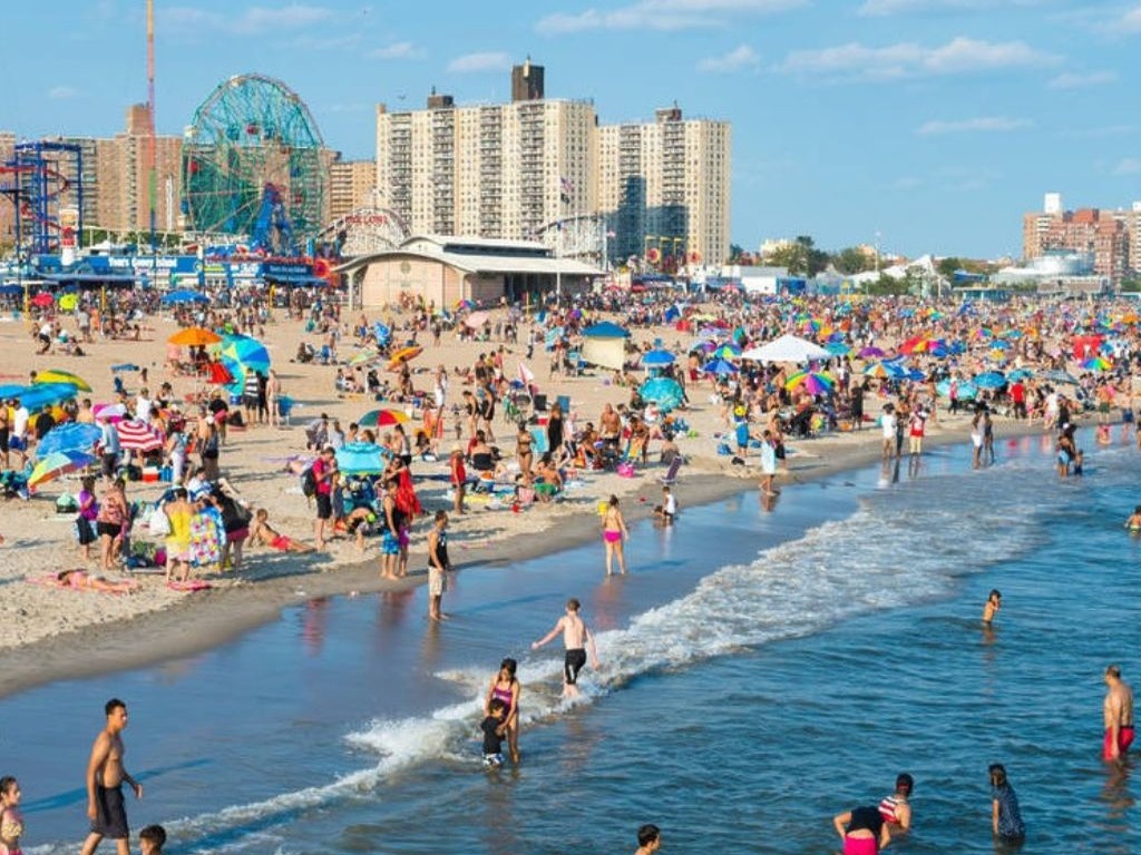 Inicia la temporada de playas en Nueva York con gran afluencia de dominicanos