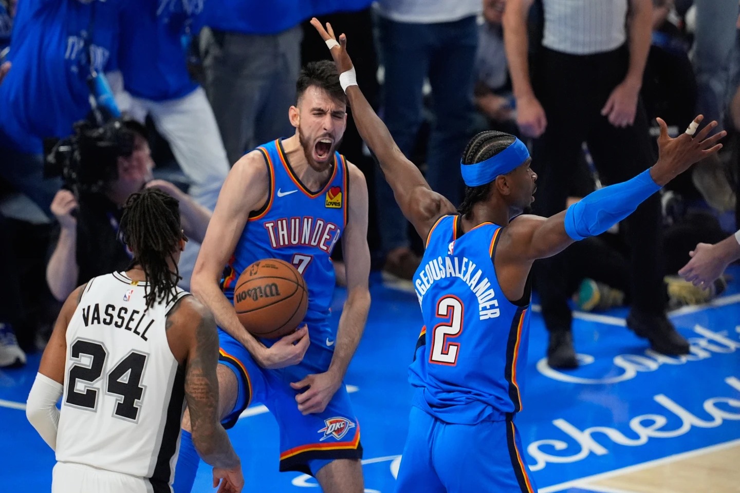 Gilgeous-Alexander impulsa al Thunder a igualar la serie con los Spurs