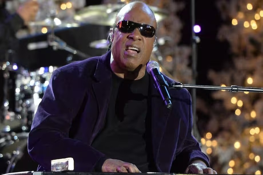 Stevie Wonder: El Genio Musical que Conquistó el Mundo con Su Carácter y Talento