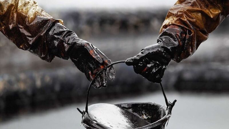 Incremento del precio del petróleo de Texas tras advertencia de Trump sobre Irán