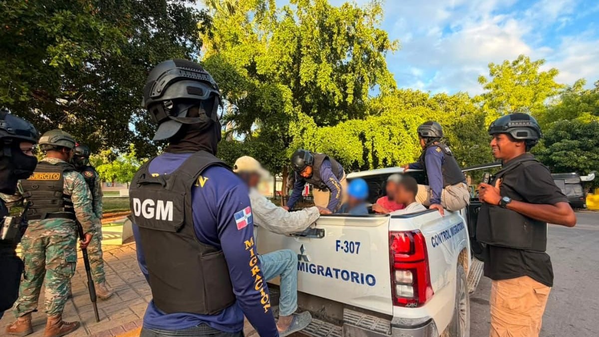 Migración retiene a más de 2,000 personas y deporta 1,350 indocumentados en un día