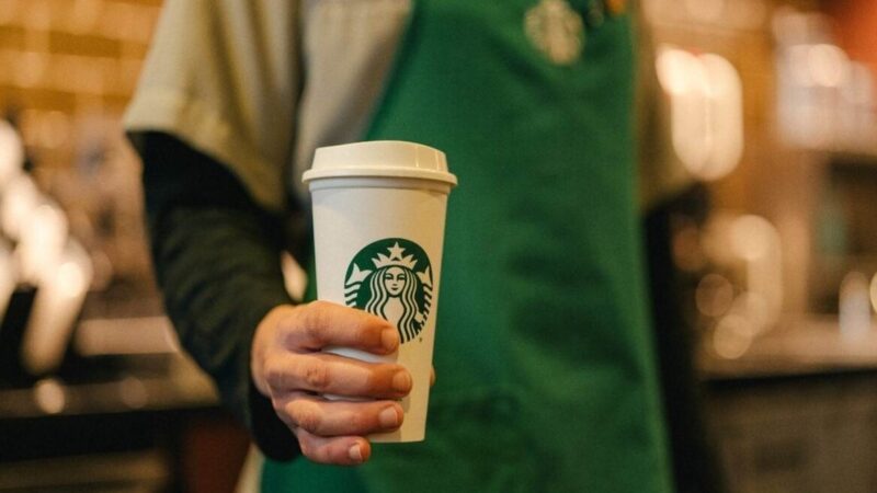 Starbucks anuncia recorte de personal y cierre de oficinas en EE.UU.